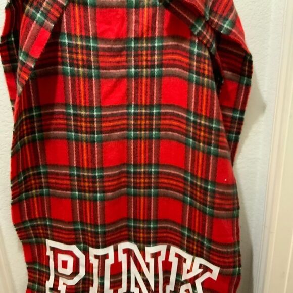 Victoria's Secret Pink Plaid Blanket Fringe Scarf Red Black Logo NWT - Picture 4 of 4
